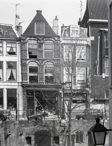 67222 Gezicht op de voorgevels van de huizen Oudegracht 168 (links)-170 te Utrecht.